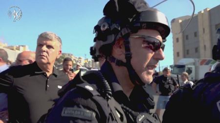 اعتقال متظاهرين في ام الفحم بعد رفع أعلام فلسطينية 
